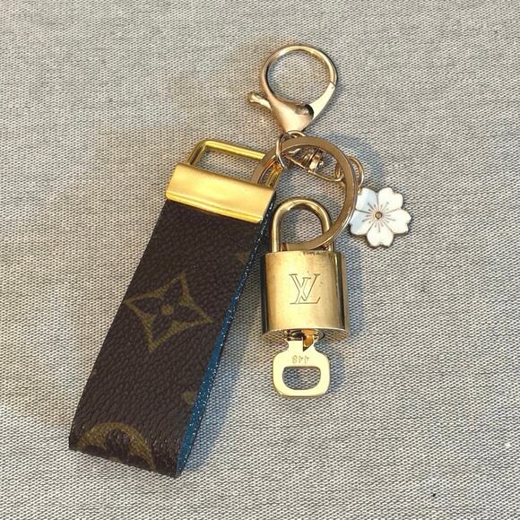 Louis Vuitton Lock & Key Set #448 w/ a Monogram Canvas Keychain and Flower Charm - Picture 1 of 5